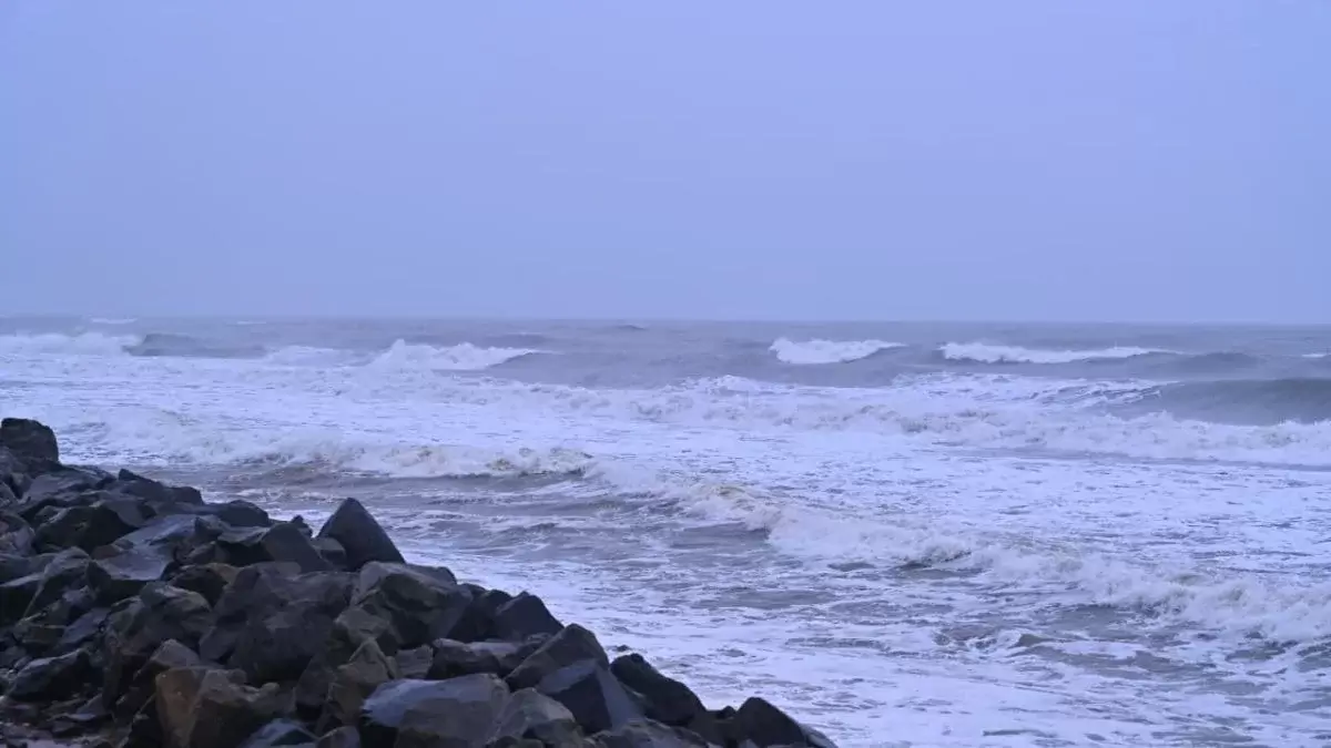 گردابی طوفان ’مونتھا‘ کے بڑھتے خطرے پر حکومت الرٹ، آندھرا سمیت پانچ ریاستوں میں ہنگامی انتظامات تیز