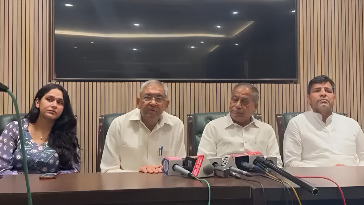 عام آدمی پارٹی کو بڑا جھٹکا: 15 کونسلروں کا استعفیٰ، نئی پارٹی کا اعلان