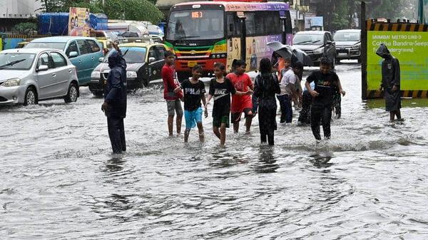 ممبئی   میں موسلادھار بارش سے تباہی، رائے گڑھ میں ریڈ اور رتنا گیری میں اورینج الرٹ، اسکول بند، سڑکیں زیر آب