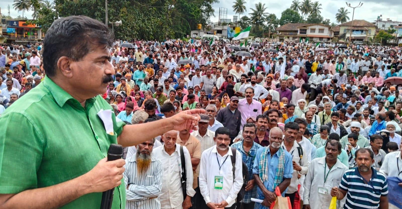 سرسی : مرکزی حکومت ایک روپیہ قیمت پر ہزاروں ایکڑ زمین دے سکتی ہے تو ہم ہزار روپے دینے کے لئے تیار ہیں، ہمیں بھی زمین دی جائے- اتی کرم داروں کا مطالبہ