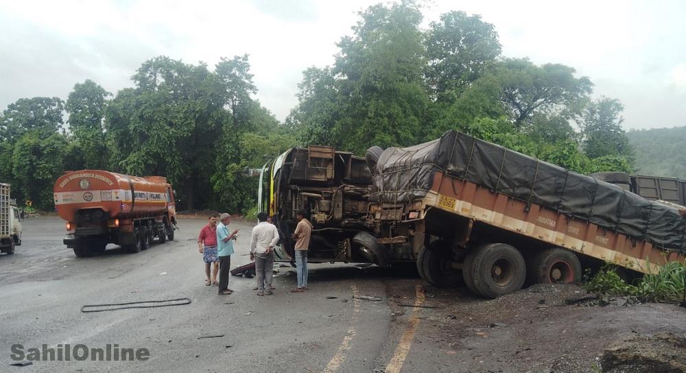 یلاپور میں سڑک حادثہ - بینگلورو سے گوا جانے والی بس الٹ گئی - بال بال بچ گئے 25 مسافر
