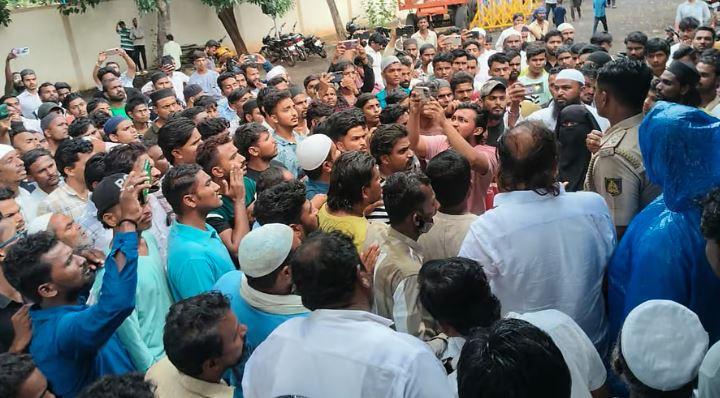 ہندو لڑکوں کو مسلم لڑکیوں سے شادی کی ترغیب  دینے پر وجئے پور میں  یتنال کے خلاف مسلم خواتین کا احتجاج -  اے پی سی آر نے درج کی ایف آئی آر