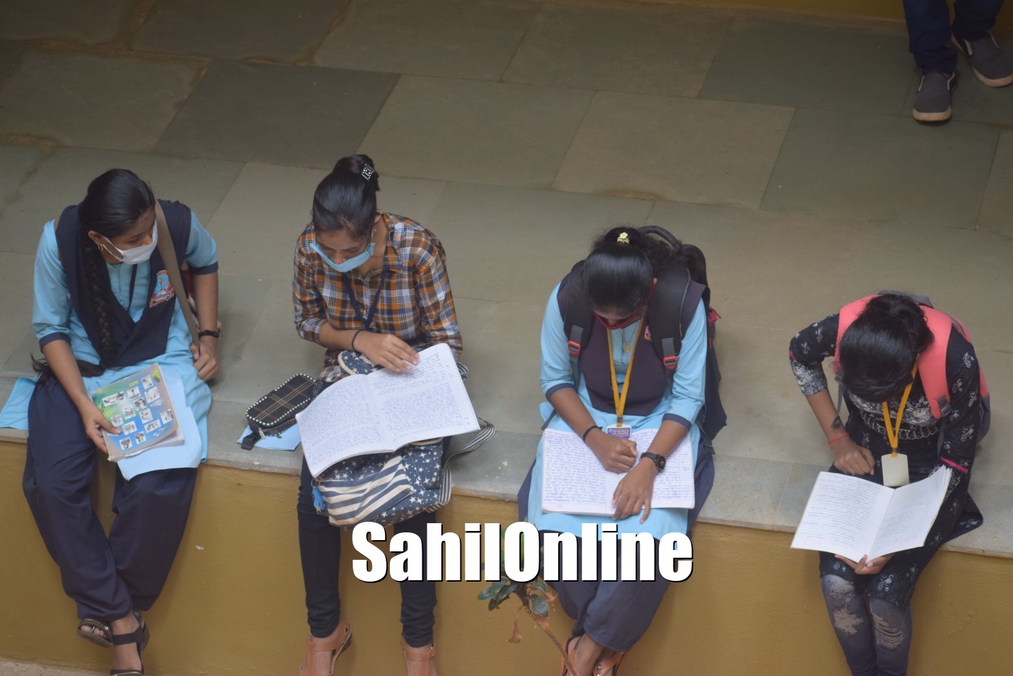 ii-pu-english-examination-begins-5-95-lakh-students-to-write-sahilonline