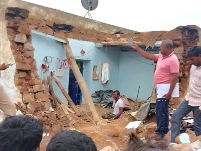 تلنگانہ: بارش کے دوران مکان کی چھت اچانک گرپڑی ، خاتون اور تین بچے ہلاک