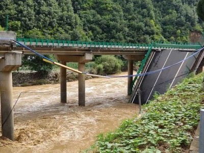 چین: موسلادھار بارش کے بعد پُل گرگیا،11 افراد جاں بحق، 30 لاپتہ