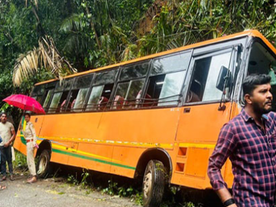 شیموگہ سے بیندور آنے والی  بس نالے میں گر گئی - 17 طلبہ زخمی 