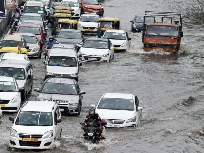 دہلی: شدید بارش کے بعد راجدھانی کا برا حال، سڑکوں پر بھرا پانی، لوگوں کو مشکلات کا سامنا