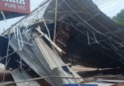  بھٹکل گورٹے سرحد پرطوفانی ہواوں میں اُڑ گئی ہوٹل اور دکان کی چھت؛ کروڑوں کا نقصان