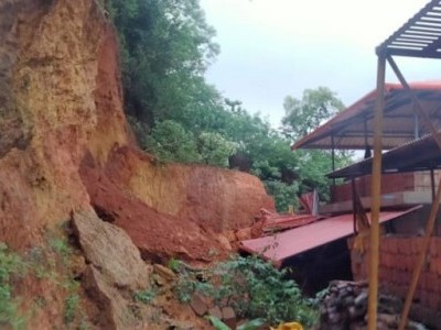 کنداپور کے کولور میں برسات کی وجہ سے پہاڑی کھسک گئی ۔ گھر پر ملبہ گرنے سے خاتون ہلاک