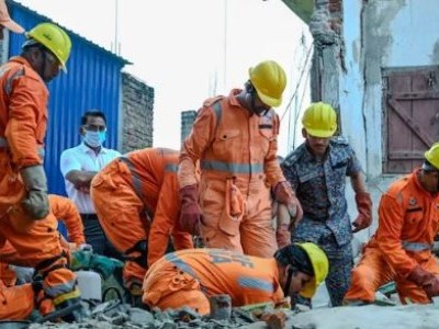 جھارکھنڈ کے دیوگھر میں تین منزلہ عمارت گرنے سے حادثہ، 3 افراد ہلاک، 7 کو بحفاظت نکالا گیا