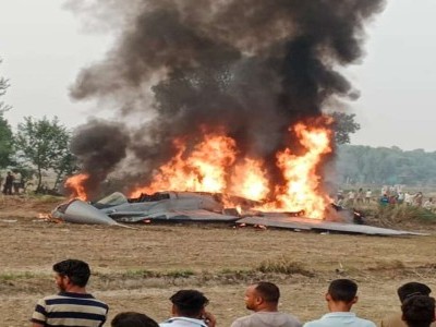 آگرہ میں مگ-29 طیارہ حادثے کا شکار، پائلٹ اور ایک دیگر اہلکار نے کھیت میں چھلانگ لگا کر جان بچائی