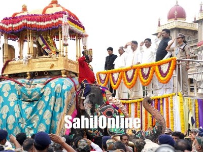 ಸಿಎಂ ಆಗಿ ಅತಿ ಹೆಚ್ಚು ಬಾರಿ ಅಂಬಾರಿ ಏರಿದ ಚಾಮುಂಡಿ ತಾಯಿಗೆ ಪುಷ್ಪಾರ್ಚನೆ ಭಾಗ್ಯ: ರಾಜ್ಯದ ಜನತೆಗೆ ಕೃತಜ್ಞತೆ ಅರ್ಪಿಸಿದ ಸಿಎಂ ಸಿದ್ದರಾಮಯ್ಯ