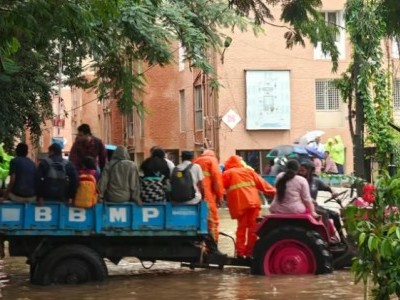 ಬೆಂಗಳೂರು: ಭಾರಿ ಮಳೆಯಿಂದ ನಗರ ಜಲಾವೃತ; ಯಲಹಂಕ, ಟೆಕ್ ಪಾರ್ಕ್‌ಗಳು ಮತ್ತು ರೈಲು ಸೇವೆಗಳು ತತ್ತರಿಸಿತು