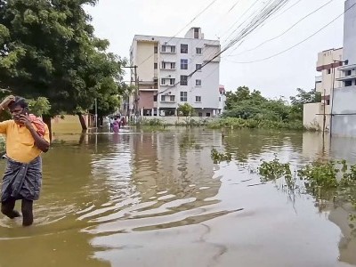 جنوبی ہندوستان کی چار ریاستوں میں موسلادھار بارشوں کی وارننگ، تعلیمی ادارے بند، دفاتر میں گھروں سے کام کرنے کی ہدایت