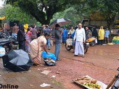   ಭಟ್ಕಳ:  ಸಂತೆ ಮಾರುಕಟ್ಟೆ ರಸ್ತೆ ಬದಿ ವ್ಯಾಪರಸ್ಥರ ವಿರುದ್ಧ ಪುರಸಭೆ ಕಟ್ಟುನಿಟ್ಟಿನ ಕ್ರಮ ; ವಾಹನ ಸಂಚಾರ ಸುಗಮ