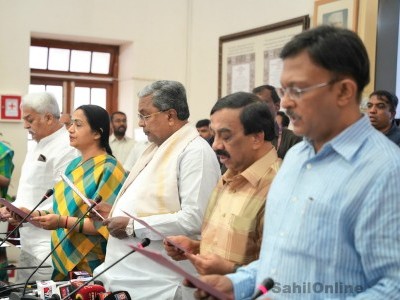 Karnataka CM Siddaramaiah administers the National Unity Day pledge to Secretariat officials and staff at Vidhana Soudha, Bengaluru